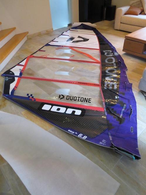 Duotone Warp_Fin 2024 6.8 in topstaat, Watersport en Boten, Windsurfen, Zo goed als nieuw, Zeil, Minder dan 250 cm, Met draagtas