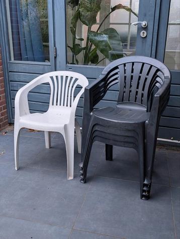 Tuinstoelen 1 wit en 4 donker blauw beschikbaar voor biedingen