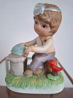 Biscuit porseleinen beeldje jongen met schildpad en vogel, Verzamelen, Beelden en Beeldjes, Ophalen of Verzenden, Zo goed als nieuw