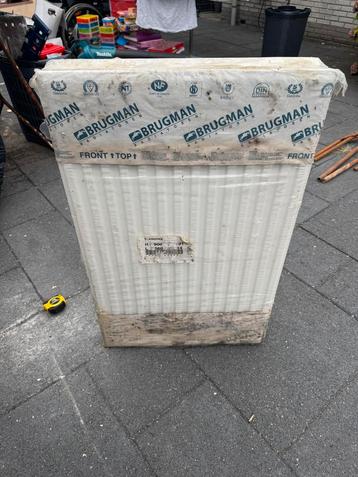 Witte radiator beschikbaar voor biedingen