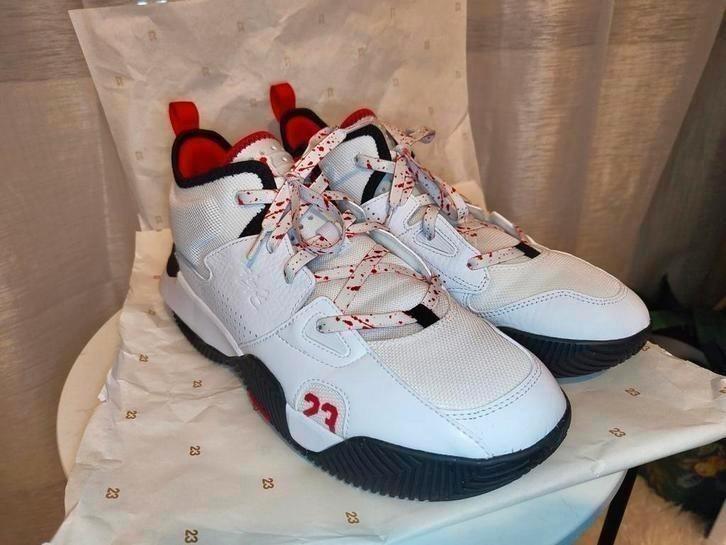 Jordan Stay Loyal 2 Sneakers kleur Wit/Zwart/Rood maat 43, Kleding | Heren, Schoenen, Zo goed als nieuw, Sportschoenen, Wit, Ophalen of Verzenden