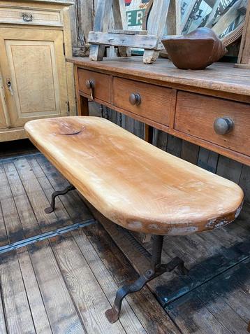 Salontafel met brutalisch onderstel beschikbaar voor biedingen