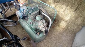 Oldtimer industriële compressor beschikbaar voor biedingen