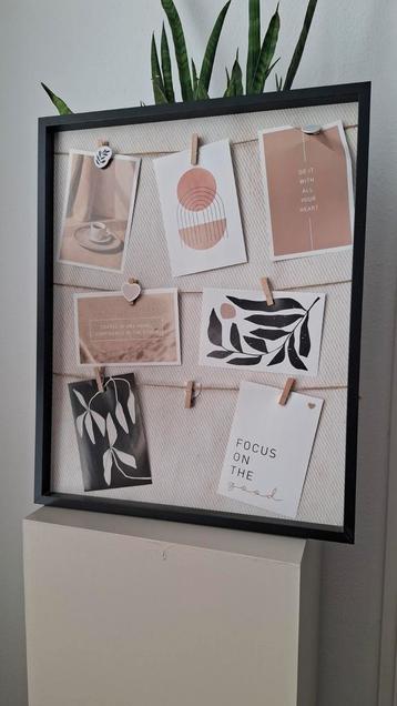 Leuk memobord met decoratieve kaarten beschikbaar voor biedingen