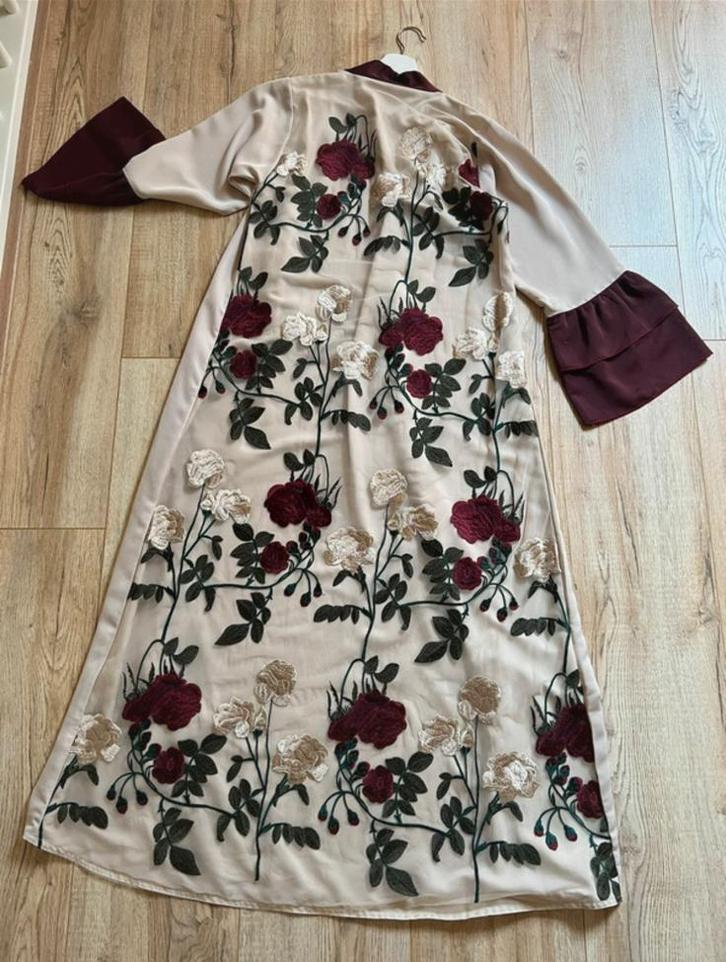 Abayatichic geborduurde abaya, Kleding | Dames, Jurken, Zo goed als nieuw, Maat 42/44 (L), Beige, Onder de knie, Verzenden