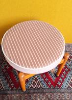 Vintage ronde kruk, bijzettafeltje, krukje, roze stoffering, Gebruikt, Vintage, Ophalen of Verzenden, Nvt