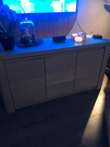 Massief Dressoir met Glasplaat - Neutraal & Praktisch beschikbaar voor biedingen