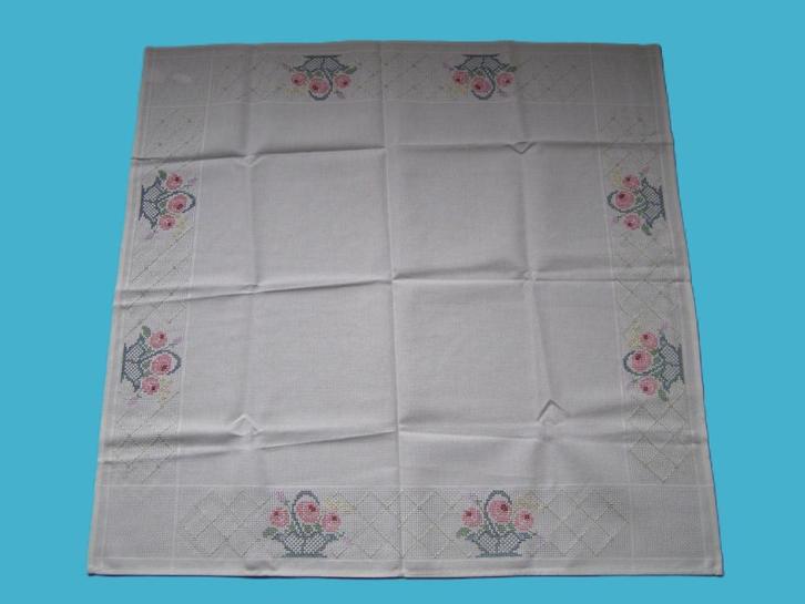 tafelkleedje 84cm x 84cm = NIEUWSTAAT, Huis en Inrichting, Tafelkleden, Nieuw, Vierkant, Ophalen