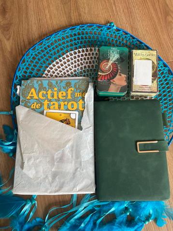 Tarotkaarten, boek, dromenvanger beschikbaar voor biedingen