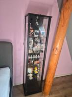 Zwarte vitrinekast met glazen leggers en spot, Minder dan 50 cm, Met deur(en), Ophalen of Verzenden, Zo goed als nieuw