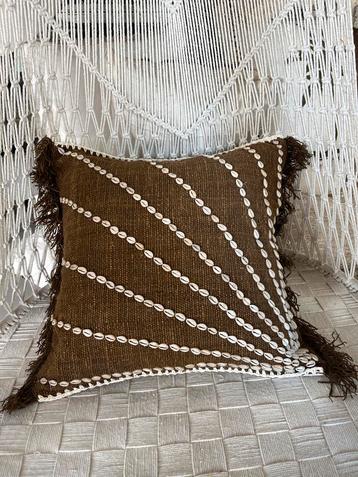 Bruin Kussen met Schelpen 50x50 - Vierkant beschikbaar voor biedingen