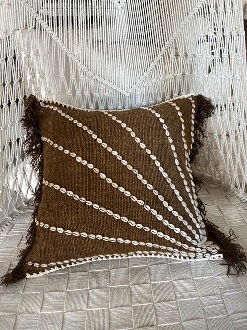 Bruin Kussen met Schelpen 50x50 - Vierkant, Huis en Inrichting, Woonaccessoires | Kussens, Nieuw, Bruin, Vierkant, Ophalen of Verzenden