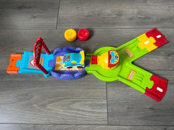 Toet Toet Stuntbaan + Auto Ambulance beschikbaar voor biedingen