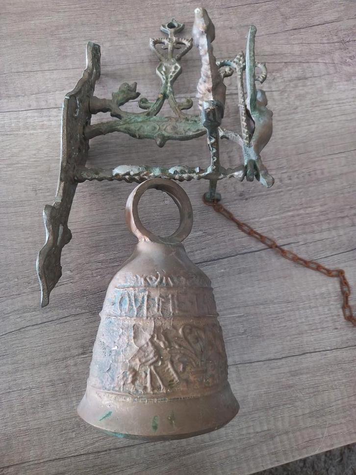 Antieke bel met mooie bewerkte afbeeldingen, Antiek en Kunst, Antiek | Koper en Brons, Ophalen of Verzenden