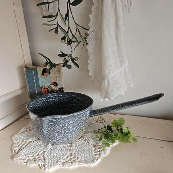 Oude emaille steelpan grijsgewolkt  beschikbaar voor biedingen