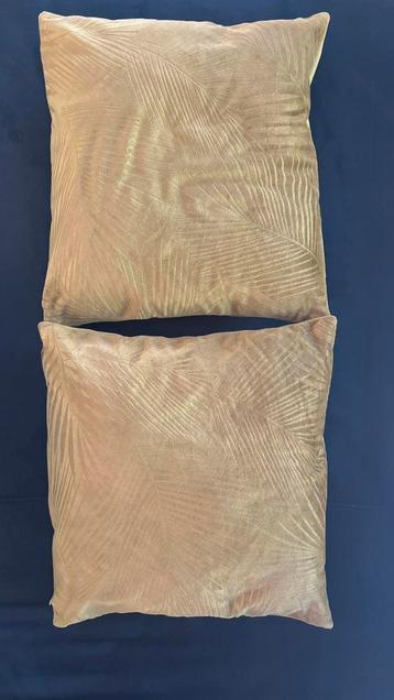 Goudkleurige kussens 45x45 (palmbladeren motief) beschikbaar voor biedingen
