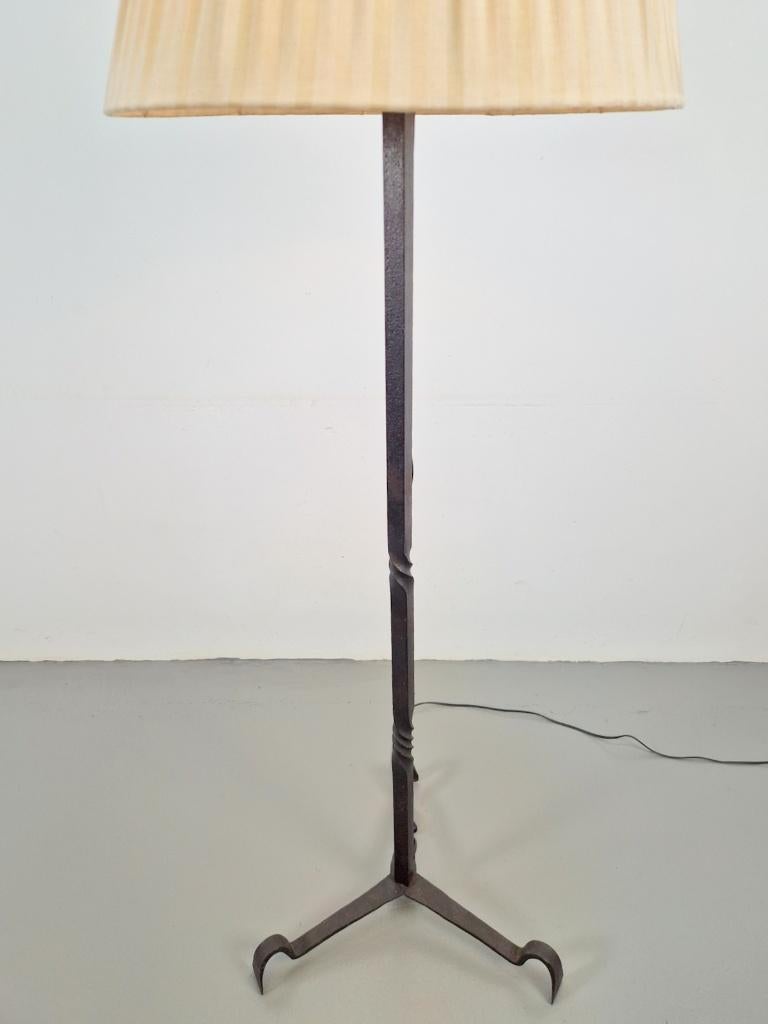 Vintage brutalist smeedijzeren vloerlamp tripod ´50 France, N, Ophalen of Verzenden, Zo goed als nieuw, N
