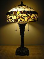 Tiffany tafellamp met mooi kleurenpatroon en bijpassende voe, Huis en Inrichting, Overige materialen, Zo goed als nieuw, 50 tot 75 cm