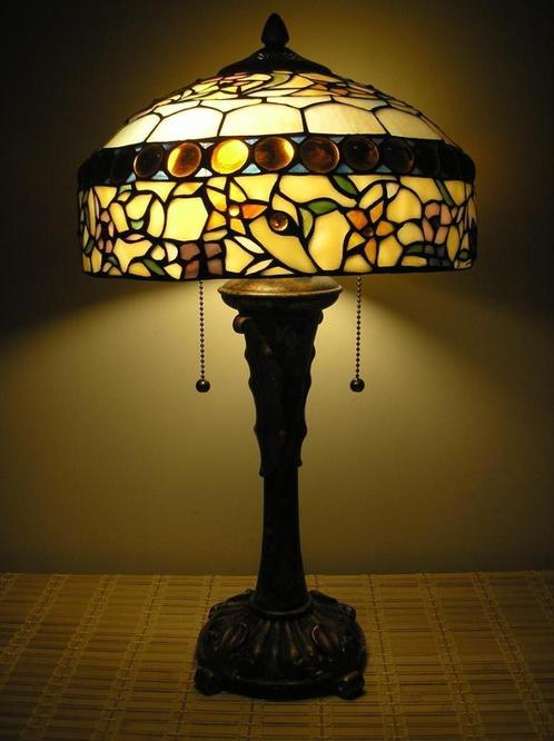 Tiffany tafellamp met mooi kleurenpatroon en bijpassende voe, Huis en Inrichting, Lampen | Tafellampen, Zo goed als nieuw, 50 tot 75 cm