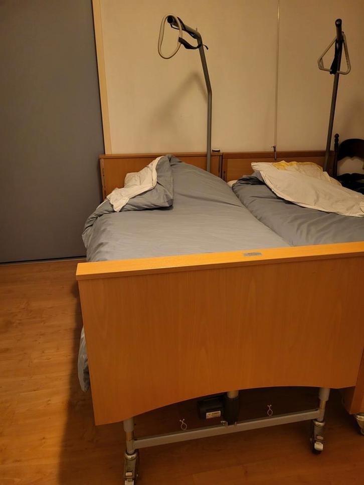 Hoog-laag bed senioren elektrisch afm.90x200, Huis en Inrichting, Slaapkamer | Bedden, Eenpersoons, 90 cm, Hout, Verstelbaar, Ophalen