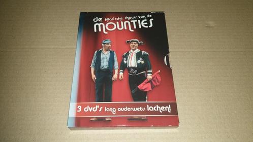DVD - De Mounties 3 dvd's ouderwets lachen, Cd's en Dvd's, Dvd's | Cabaret en Sketches, Zo goed als nieuw, Tv-programma of Sketches