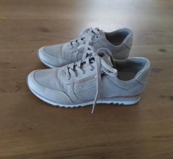 Sneakers van Marco Tozzi beige nubucklook maat 40 beschikbaar voor biedingen