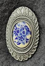 Broche delfs blauw op tin, Ophalen of Verzenden, 4 tot 7 cm, Blauw, Overige materialen