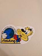 1845 Vintage Scouting Sticker - Wereldwijd Avontuur, Verzamelen, Scouting, Ophalen of Verzenden, Gebruikt, Embleem, Speld of Insigne