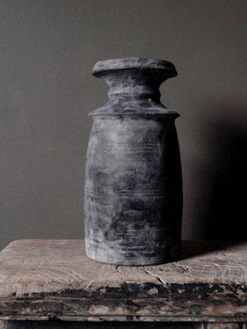 Oude Nepalese kruik pot hout landelijk sober stoer sleets beschikbaar voor biedingen