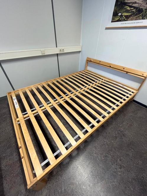 Bedframe 140 x 200 cm twijfelaar met losse lattenbodems ikea, Huis en Inrichting, Slaapkamer | Bedden, Zo goed als nieuw, Twijfelaar