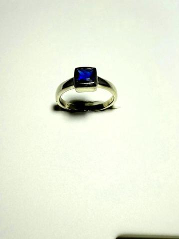 Sapphire Blue Sparkle Ring beschikbaar voor biedingen
