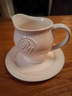 Riviera maison melk kannetje en schotel, Huis en Inrichting, Keuken | Servies, Ophalen, Zo goed als nieuw, Overige stijlen, Kop(pen) en/of Schotel(s)