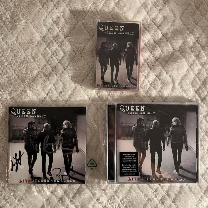 Queen - Live Around the World signed CD + Cassette, Cd's en Dvd's, Cd's | Pop, Nieuw in verpakking, 2000 tot heden, Ophalen of Verzenden