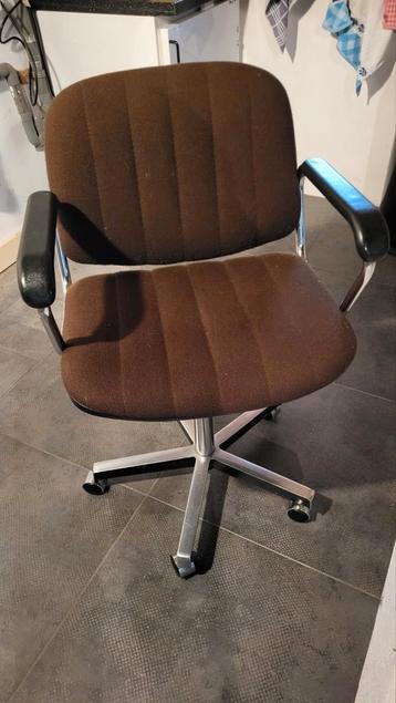 Traditionele, verstelbare bureaustoel beschikbaar voor biedingen