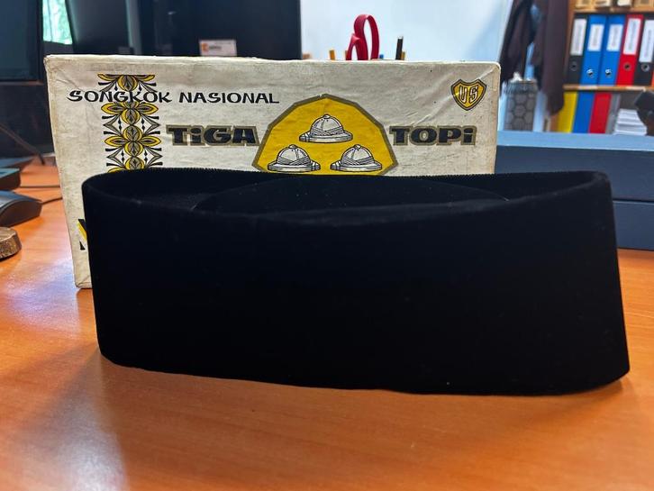 Songkok topi inclusief doos | opbrengst goed doel, Antiek en Kunst, Antiek | Kleding en Accessoires, Heren, Ophalen of Verzenden