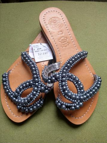 Slippers beschikbaar voor biedingen