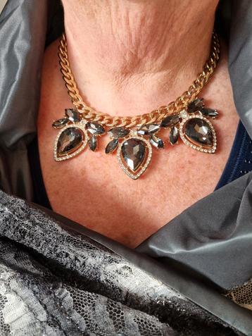 Schitterend elegant collier beschikbaar voor biedingen