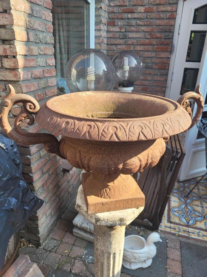 Oude gietijzeren tuinvaas met oren groot model, Tuin en Terras, Tuinvazen, Gebruikt, Ophalen