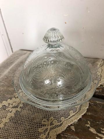 Brocante glazen botervloot beschikbaar voor biedingen