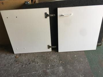 2x keukenkast deur, wit. met scharnier en handvat, 56hx49,5b