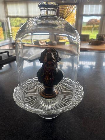 Hondenfiguurtje onder stolp beschikbaar voor biedingen