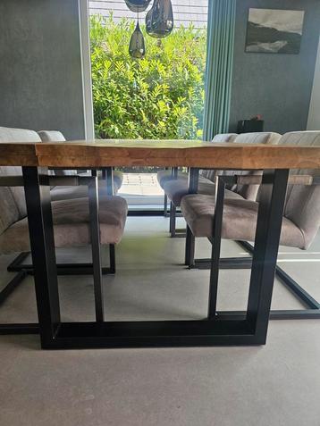 Eetkamer tafel  beschikbaar voor biedingen