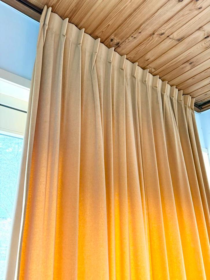 4 gele gordijnen mer rails, Huis en Inrichting, Stoffering | Gordijnen en Lamellen, Zo goed als nieuw, 200 cm of meer, 100 tot 150 cm