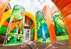 Springkussen Dino World te huur omgeving Apeldoorn, Hobby en Vrije tijd, Feestartikelen | Verhuur, Ophalen, Nieuw, Verjaardag