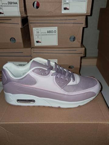 Sneakers Roze. Maat 36 37 38 39 40. Prijs €20,00. beschikbaar voor biedingen