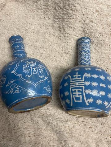 Twee blauw-witte antieke Chinese vazen beschikbaar voor biedingen