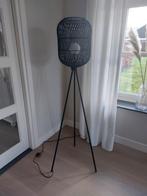 MADE vloerlamp zwart rotan, Ophalen, Zo goed als nieuw, Metaal, Modern