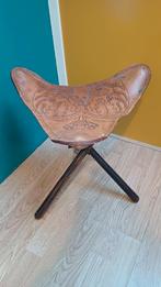 Vintage leren krukje / voetenbankje / driepoot, Bruin, Vintage, Ophalen of Verzenden, Zo goed als nieuw