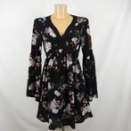 Boohoo Zwarte Mini Jurk met Bloemenprint Maat S, Kleding | Dames, Jurken, Verzenden, Second Glow, Zo goed als nieuw, N.v.t