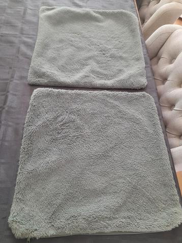 Te koop 2x groen bont kussenhoes 45x45 wasbaar herfst tip beschikbaar voor biedingen
